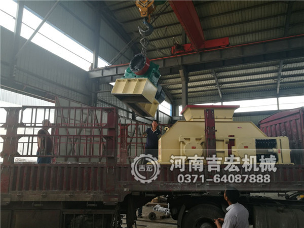 1200&times;1000對輥破碎機(jī)發(fā)往湖北