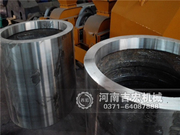 1210大型對(duì)輥破碎機(jī)輥皮配件發(fā)貨現(xiàn)場