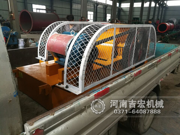  200&times;450對輥破碎機發(fā)往貴州_破碎石英砂