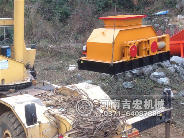 大型對(duì)輥破碎機(jī)生產(chǎn)現(xiàn)場