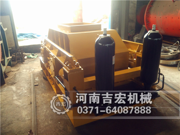 一臺小型細沙粉碎設備—對輥打砂機多少錢一臺！