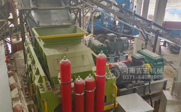 破碎輝綠巖總走彎路？對輥機(jī)用實力告訴你：選對設(shè)備多重要！