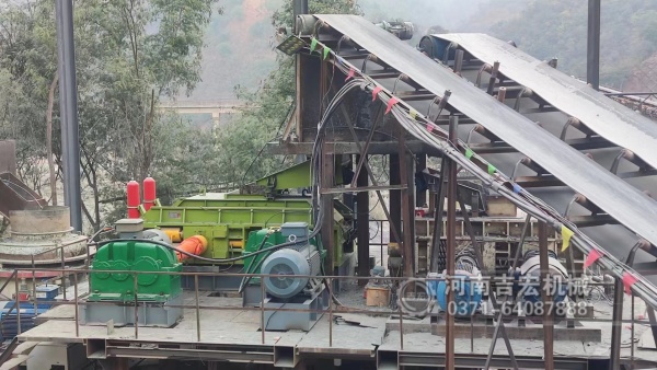 90%的采石場不知道：處理砂巖,液壓對輥比傳統(tǒng)破碎強(qiáng)在哪？