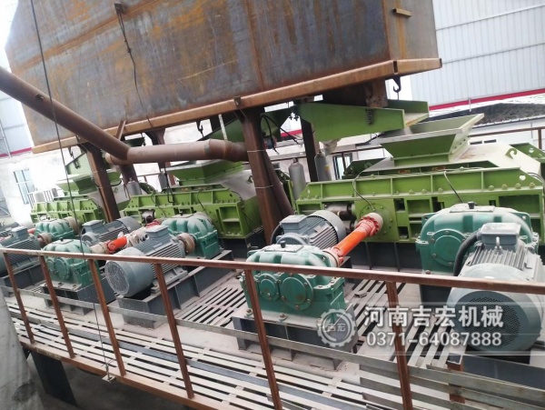 粉碎風(fēng)化巖機(jī)器選用哪種比較好用,推薦對輥破碎機(jī)！