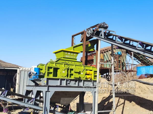 沙子超細(xì)粉碎機(jī)哪種效果好,推薦四輥破碎機(jī)！